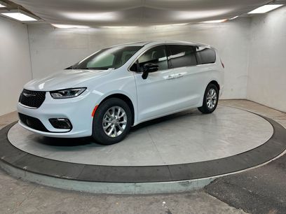 New 2026 Chrysler Pacifica Limited w/ Trailer Tow Group
