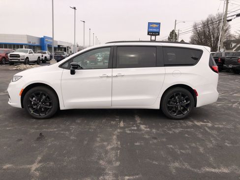 New 2026 Chrysler Pacifica Select image 11