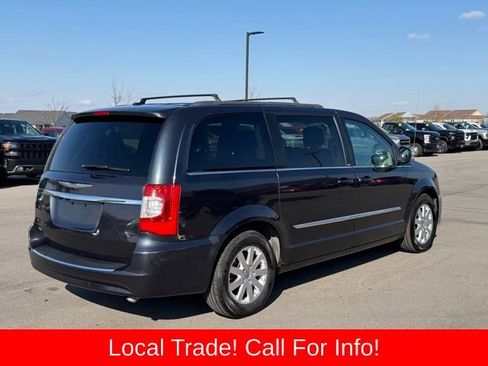 Used 2013 Chrysler Town & Country Touring image 5