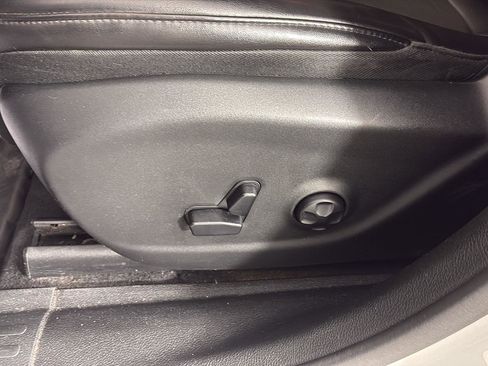 Used 2019 Jeep Cherokee Latitude Plus w/ Comfort/Convenience Group image 24