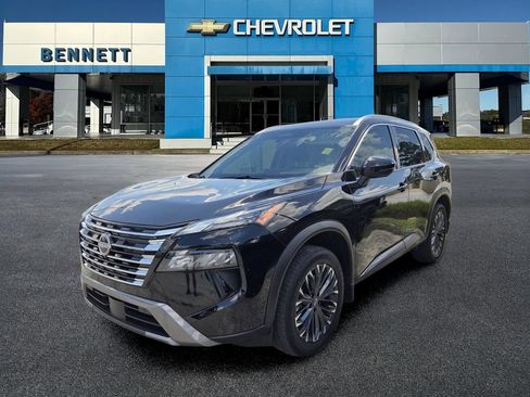 Used 2025 Nissan Rogue SL w/ Tech Package FWD image 2
