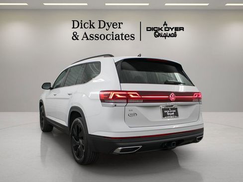 Used 2024 Volkswagen Atlas SE w/ Black Wheel Package FWD image 4