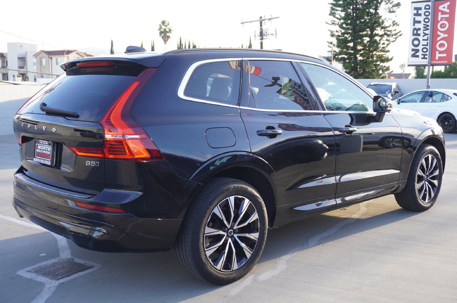 Used 2023 Volvo XC60 B5 Core w/ Climate Package AWD/4WD image 7