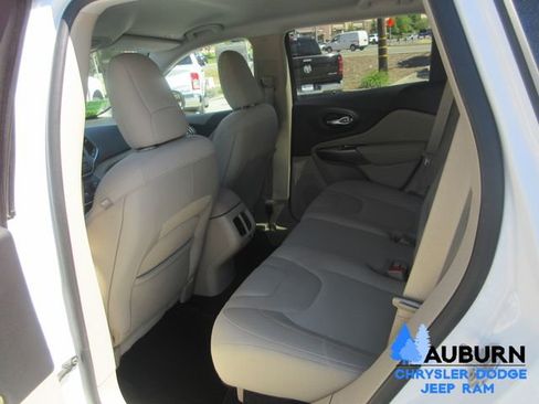 Used 2019 Jeep Cherokee Latitude w/ Popular Appearance Group FWD image 18