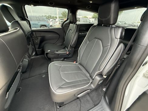 New 2027 Chrysler Pacifica Limited FWD image 16