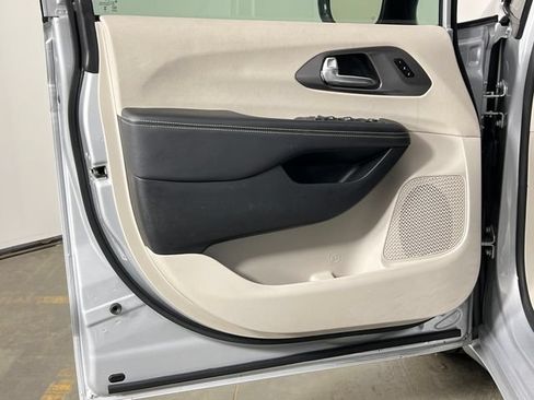 Used 2024 Chrysler Pacifica Touring-L FWD image 20