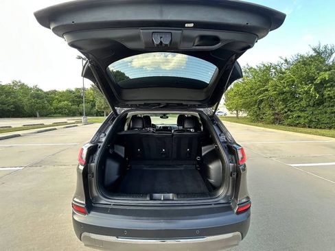 Used 2019 Jeep Cherokee Limited FWD image 10