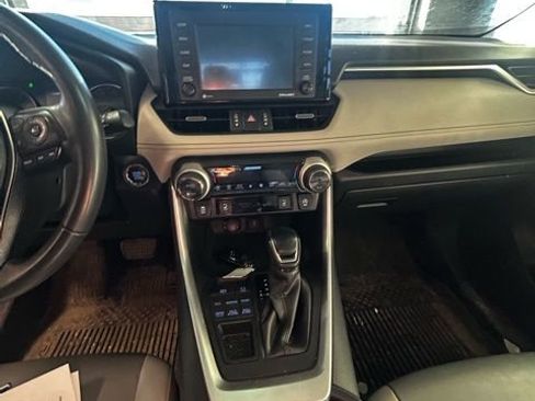 Used 2021 Toyota RAV4 XLE Premium image 5
