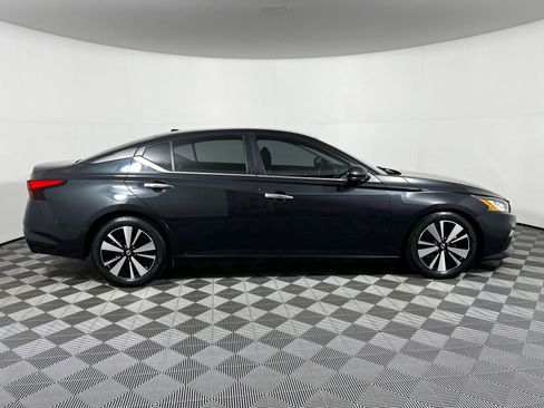 Used 2022 Nissan Altima 2.5 SV w/ SV Premium Package FWD image 4