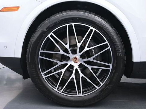 Certified 2025 Porsche Cayenne AWD/4WD image 6