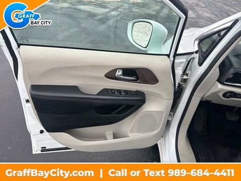 Used 2017 Chrysler Pacifica Touring-L w/ Tire & Wheel Group image 9