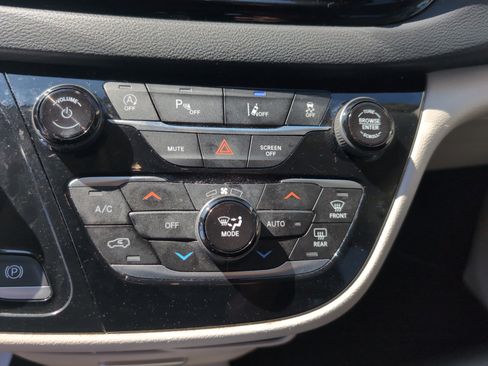 Used 2024 Chrysler Pacifica Touring-L image 38