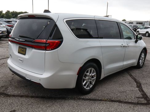 Used 2023 Chrysler Pacifica Touring-L FWD image 4