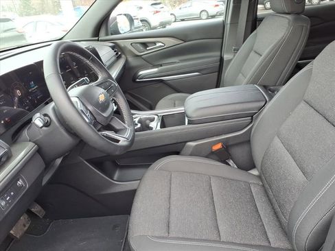 Used 2025 Chevrolet Traverse LT w/ Driver Confidence Package image 15