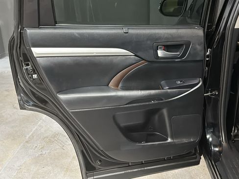 Used 2019 Toyota Highlander XLE AWD/4WD image 24