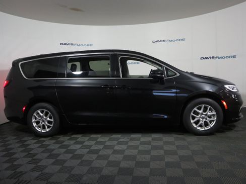 Used 2023 Chrysler Pacifica Touring-L image 4