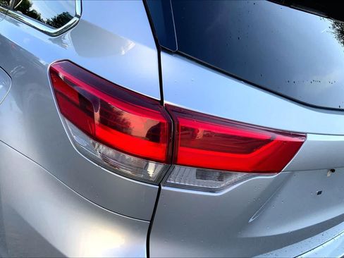 Used 2018 Toyota Highlander XLE AWD/4WD image 28