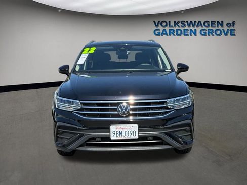 Used 2022 Volkswagen Tiguan SE w/ Panoramic Sunroof Package image 3