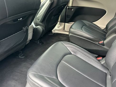 Used 2024 Chrysler Pacifica Select image 4