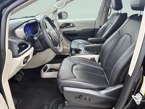 Used 2024 Chrysler Pacifica Touring-L FWD image 12