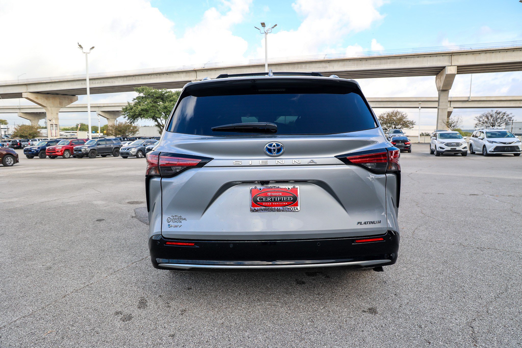 Certified 2025 Toyota Sienna Platinum FWD image 8
