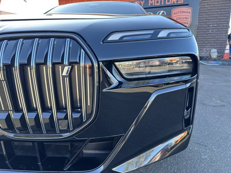 Used 2025 BMW i7 eDrive50 w/ M Sport Package RWD image 5
