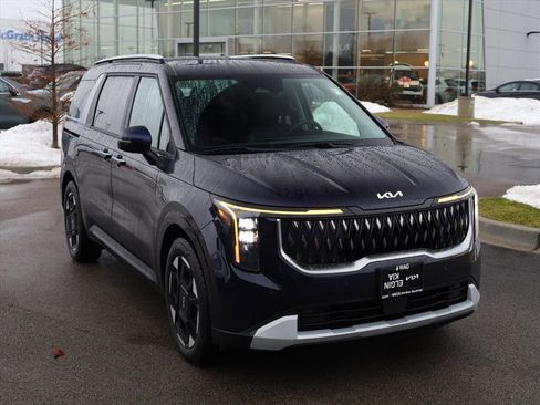 Used 2025 Kia Carnival EX image 2