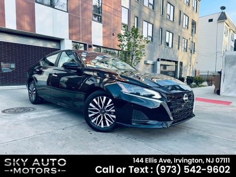 Used 2024 Nissan Altima 2.5 SV w/ SV Premium Package image 3