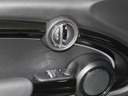 Used 2023 MINI Cooper 2-Door Hardtop w/ Signature Upholstery Package image 11