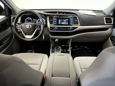 Used 2017 Toyota Highlander LE FWD image 22