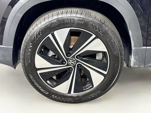 Used 2025 Volkswagen Taos SE AWD/4WD image 30