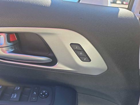 Used 2021 Chrysler Pacifica Limited w/ Uconnect Theater Family Group image 26