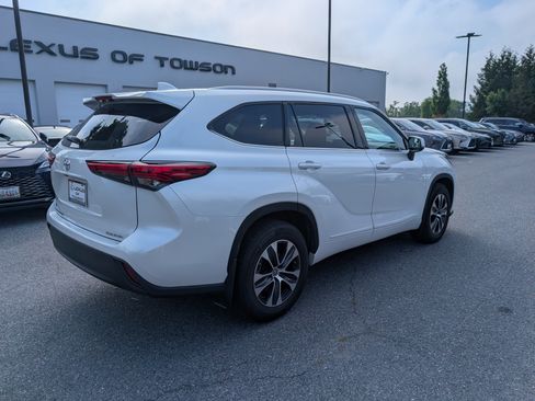 Used 2022 Toyota Highlander XLE AWD/4WD image 3
