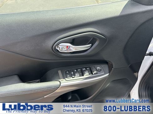 Used 2019 Jeep Cherokee Latitude w/ Popular Appearance Group AWD/4WD image 11