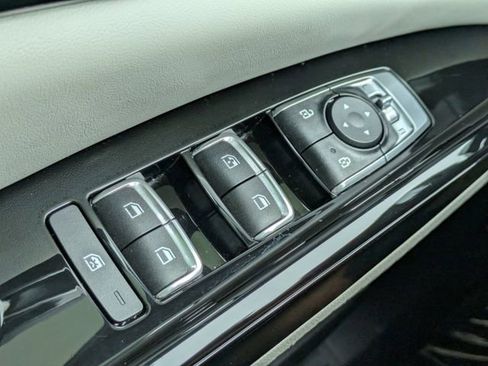 Used 2024 Kia Carnival EX FWD image 23