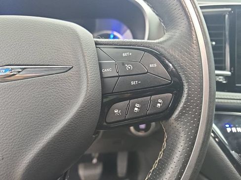 Used 2021 Chrysler Pacifica Limited w/ Uconnect Theater Family Group FWD image 18