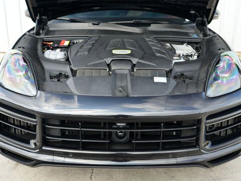 Used 2021 Porsche Cayenne Turbo S image 8