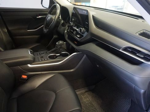 Used 2023 Toyota Highlander XLE AWD/4WD image 25