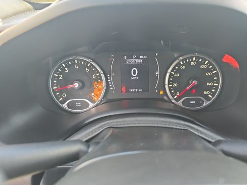 Used 2018 Jeep Renegade Altitude w/ Cold Weather Group FWD image 18