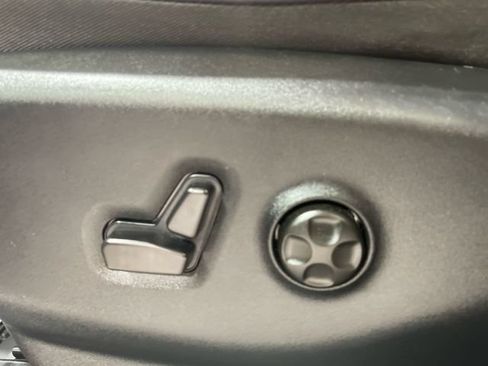 Certified 2025 Chrysler Pacifica Select FWD image 12