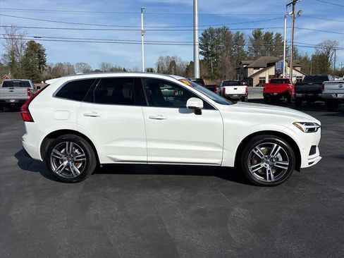 Used 2018 Volvo XC60 T6 Momentum w/ Convenience Package image 2