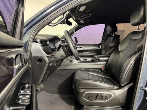 Used 2023 Jeep Wagoneer 4WD image 4