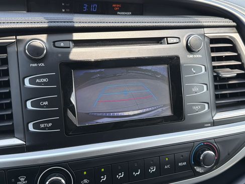Used 2015 Toyota Highlander LE AWD/4WD image 24