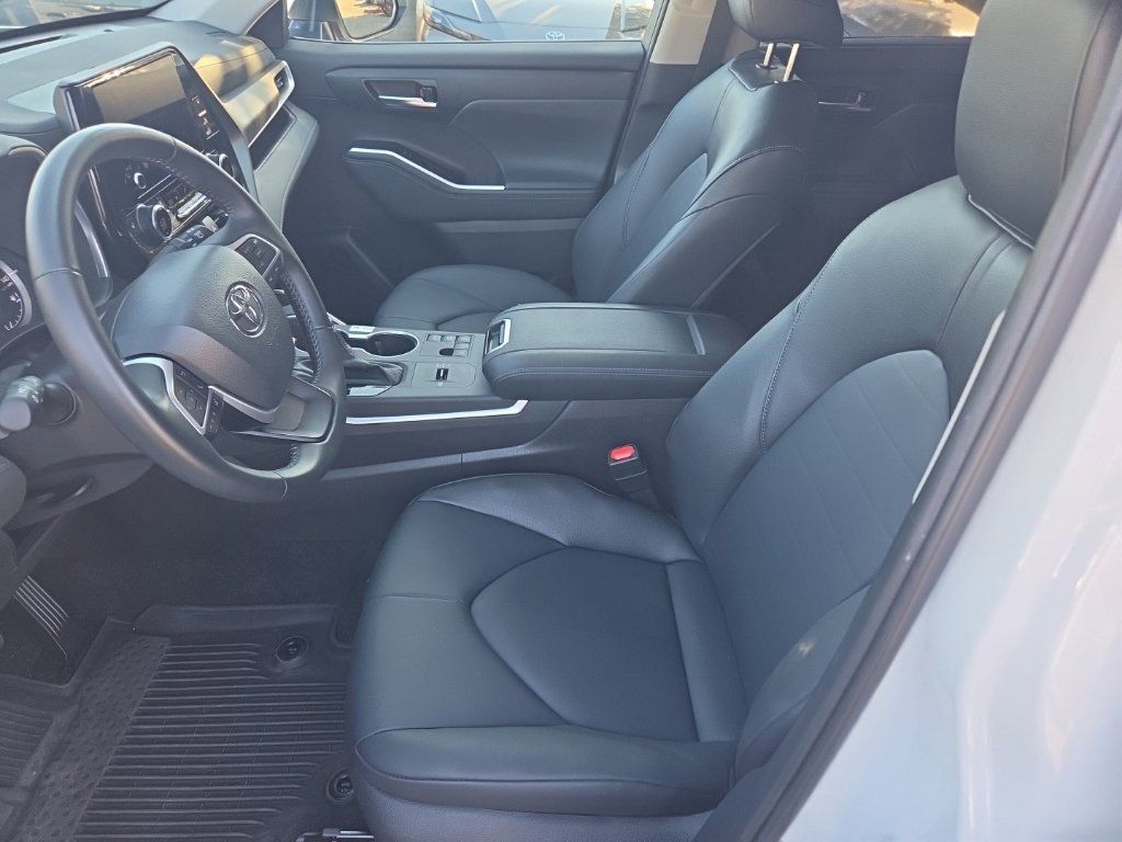 Used 2026 Toyota Highlander XLE AWD/4WD image 11
