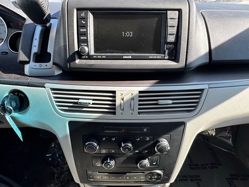 Used 2010 Volkswagen Routan SE FWD image 11