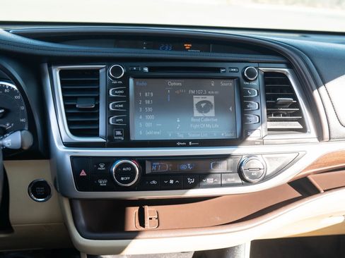 Used 2015 Toyota Highlander Limited AWD/4WD image 26