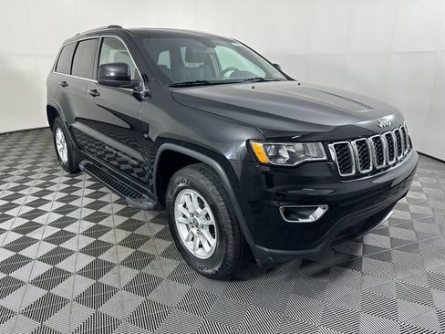 Used 2018 Jeep Grand Cherokee Laredo AWD/4WD image 2