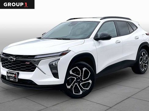 Used 2025 Chevrolet Trax RS w/ Sunroof Package image 1