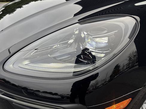 Certified 2024 Porsche Macan image 23