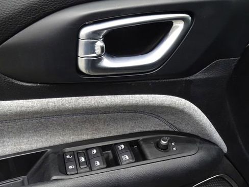 Used 2022 Jeep Compass Latitude image 17